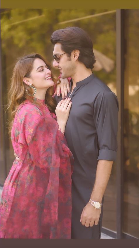 Photo Poses For Couples Fun, Roka Poses, Cuple Goles Wallpaper, Busy Images, Engagement Photography Poses, Indian Wedding Couple Photography, Couple Pic, Wedding Photoshoot Poses, Bollywood Hairstyles