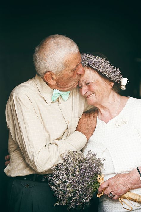 I Photographed An Elderly Couple Getting Married After Spending 55 Years Together | Bored Panda Vieux Couples, Couple Getting Married, Art Amour, Older Couple, Cards Valentines, Old Couple, Elderly Couples, Growing Old Together, Old Couples