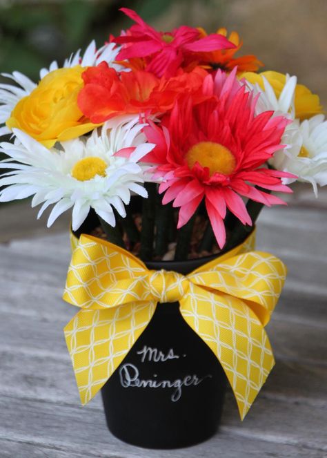 Back to School Teacher's Gift: How to Make Ink Pen Flower Arrangements | HGTV Flower Pens Bouquet, Pen Bouquet, Pen Flowers, Pen Craft, Flower Pens, Teachers Diy, Cheap Gift, Back To School Crafts, Diy Teacher Gifts