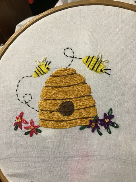 Embroidered Honey Bee, Bee Hive Embroidery, Embroidered Bee, Bee Pictures, Embroidery Stitches Beginner, Bee Embroidery, Christmas Quilt Patterns, Simple Embroidery, Sewing Embroidery Designs