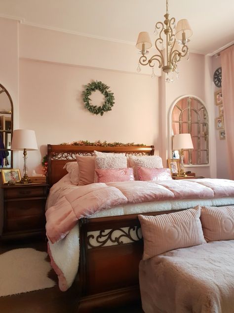 Pink Bedroom With Dark Wood Furniture, Pink Room Brown Furniture, Pink Room With Brown Furniture, Pink Bedrooms For Adults, Pink Antique Bedroom, Pink And Wood Bedroom, Dusty Rose Bedroom Ideas, Brown And Pink Bedroom, Pink And Brown Bedroom Ideas