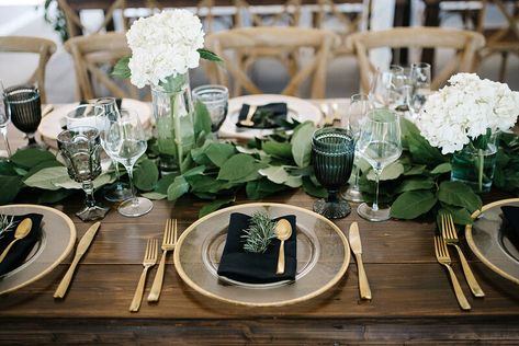 Black Gold And Green Table Setting, Black White Green Gold Table Setting, Dark Green Round Table Wedding, Wedding Green Black Gold, Green And Gold Wedding Place Settings, Black And White Wedding Gold Accents, Dark Green Wedding Table Settings, Outdoor Wedding Place Settings, Green And Gold Place Setting