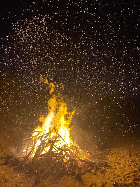 Summer Beach Aesthetic, Beach Fire, Beach At Night, Beach Bonfire, Film Lovers, Beach Night, Bonfire Night, Summer Solstice, December 1