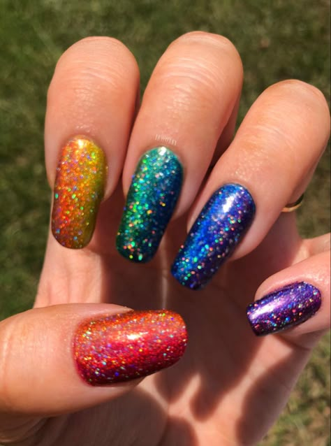 Rainbow Christmas Nails, Rainbow Nails Designs, Rainbow Gel Nails, Rainbow Glitter Nails, Rainbow Gradient Nails, Rainbow Nail Ideas, Black Nails With Rainbow Glitter, Pride Glitter Nails, Pride Nail Art