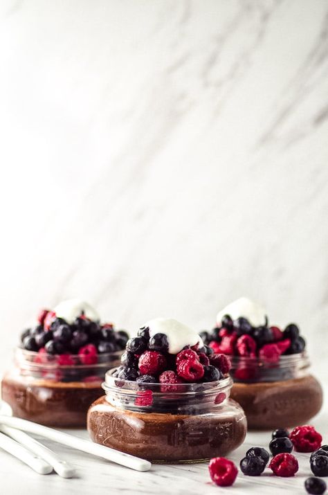 Date sweetened Chia seed pudding - All the decadent chocolatey flavor non of the guilt #dates #chia #pudding #Chocolate #Berries #breakfast #recipe #naturally sweetened #vegan #gluten-free Chia Pudding Chocolate, Parve Desserts, Berries Breakfast, Chia Pudding Vegan, Shavuot Recipes, Protein Breakfasts, Vegan Pudding, Date Pudding, Chocolate Chia Pudding