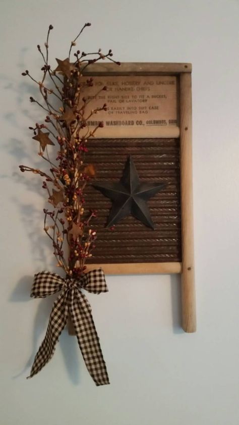 Diy Washboard, Washboard Decor, Vintage Washboard, Christmas Home Decorating, Wash Board, Primitive Bathrooms, Primative Decor, Diy Rustic Decor, Primitive Homes