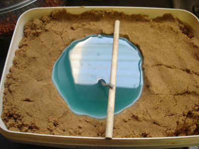 making sand candles Sand Candles Diy, Candle Tutorial, Soya Mumu, Sand Candles, Candle Making Business, Making Candles, Candle Supplies, Sand Crafts, Candle Making Supplies