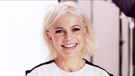 michelle williams elle - Google Search Michelle Williams Hair, Michelle Williams Style, Blonde Eyebrows, Celebrity Beauty Secrets, Michelle Williams, Hair Color And Cut, Celebrity Beauty, Short Blonde Hair, 가을 패션