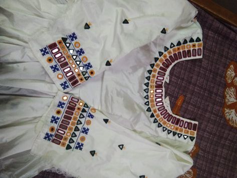 Desi Work Blouse, White Blouse Mirror Work Designs, Bavariya Work Design Blouse, Desi Bharat Work Blouse, Sadu Bharat Blouse, Patola Blouse, Choli Blouse Design, Mirror Work Blouse Design, Kutch Work Designs