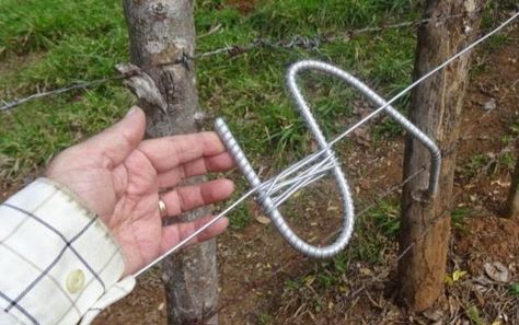 Here's the homemade wire tightener. Electric Fence For Cattle, Fencing Tools, Livestock Fence, Electric Fencing, Earth Bag Homes, Chicken Tractors, Deer Fence, Horse Fencing, Health Unit