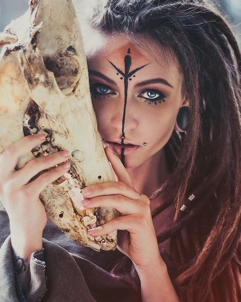 358 Likes, 12 Comments - Anastasia Anni Kähm (@annikhm) on Instagram: “•young shaman• . #pagan #shaman #shamanic #oriental #dreads #dreadhead #dreadlove #dreadshare…” Warrior Makeup, Viking Makeup, Fantasy Make-up, Viking Costume, Viking Hair, Smink Inspiration, Festival Makeup, Wild Woman, Fantasy Makeup