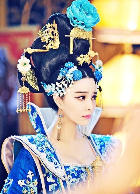 Picking Roses, Ancient China Clothing, The Empress Of China, Chinese Empress, Hanfu Art, Empress Of China, Gala Themes, Fan Bingbing, Old Fashion Dresses