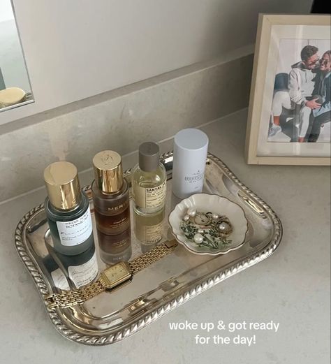 Apartment Bathroom Decor Ideas Classy, Dainty Room Aesthetic, Perfume Tray Ideas, Perfume Tray Aesthetic, Skincare Tray, Tray For Perfume, Miranda Hobbes, Mini Decorations, Makeup Tray