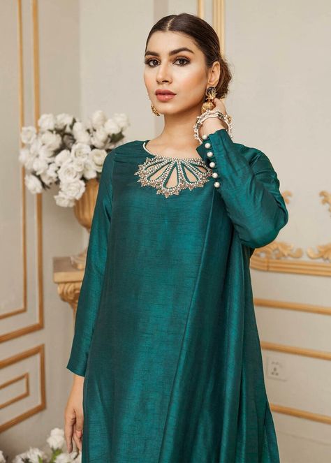 Emerald Green Indian Suit, Raw Silk Salwar, Light Outfits, Silk Salwar Suit, Costume Vert, Raw Silk Dress, Neck Stitching, Design Kurti, Lehenga Design