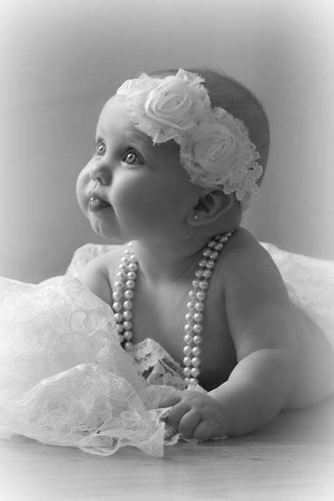 Foto Newborn, Wearing Pearls, Idee Babyshower, Baby Fotografie, Toddler Photography, Baby Poses, Photoshoot Idea, Foto Baby, Foto Tips