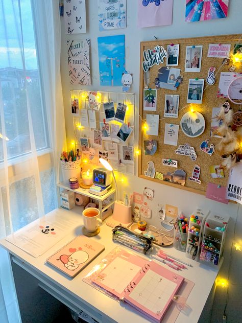 Desk ideas aesthetic korean Dorm Room Table Decor, Desk Board Ideas Aesthetic, Colourful Desk Ideas, Korean Hostel Room, Decorative Desk Ideas, Workstation In Bedroom Ideas, Astetic Desk Set Up, Study Table Asethic, Girls Hostel Room Decor Ideas