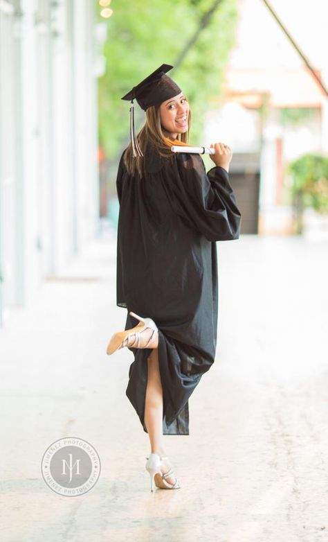 Awesome Senior Pic! Graduation Pic Ideas, Cap And Gown Pictures, College Pictures, Girl Graduation, Grad Photography, Graduation Cap And Gown, College Graduation Photos, Gown Pictures, College Graduation Pictures