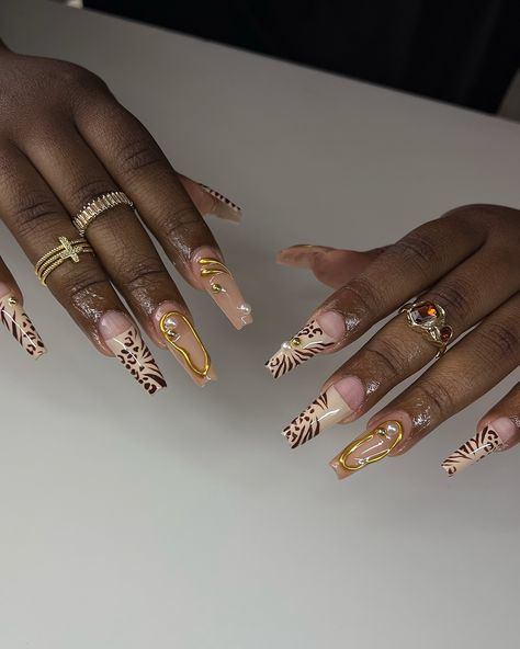 animal print me plzzzz 🤎✨ inspo: my queen @paintedbypatt_ @shopagaloreco products used: *bonding base *malt base *eggshell, rich brownie *bling gel *diamond steel top coat use code ‘ALEXIA10’ at checkout 🤎 #nails #nailart #naildesign #nailsnailsnails #nailsofinstagram #nailinspo #cheetahnails #zebraprint #zebraprintnails #animalprint #animalprintnails #chromenails #chromenailart #longnails #gelx #gelxnails #gelxinspo #gelxnailtech #cltnails #cltnailtech Green And Leopard Nails, Safari Nails Designs, Jaguar Nails, Crocodile Nails, Safari Nails, Zebra Print Nails, Pop Art Nails, Chrome Nail Art, Zebra Nails