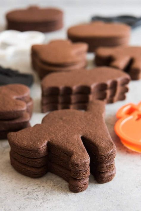 These easy Chocolate Cut Out Sugar Cookies hold their shape and have great chocolatey, buttery flavor that is perfect with either royal icing or a regular buttercream frosting. Great for Halloween, Valentine's Day, or anytime! Cookies House, Halloween Sugar Cookies Decorated, Chocolate Sugar Cookie Recipe, Best Gingerbread Cookies, Buttercream Chocolate, Halloween Cookie Recipes, Cut Out Cookie Recipe, Halloween Cookies Decorated, Halloween Sugar Cookies