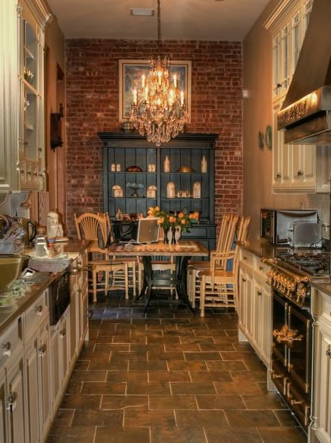 rustic cosy kitchen new york Galley Kitchen Floor Plans, Diy Rustic Kitchen, Dapur Rustic, Galley Kitchen Design, Kitchen New York, Galley Kitchens, Brick Kitchen, Kitchen Floor Plans, Rustic Kitchen Decor