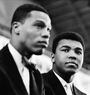 A young Louis Farrakhan and Muhammad Ali. Elijah Muhammad, Louis Farrakhan, Muhammad Ali Boxing, محمد علي, Muhammed Ali, Mohammed Ali, Float Like A Butterfly, The Jacksons, Black Pride