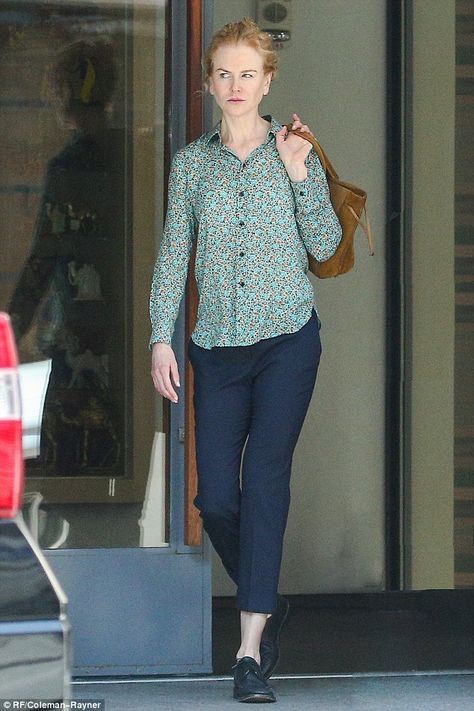 Keeping it casual: Nicole Kidman was spotted make-up free as she made her way to a film set in Cincinnati recently, with the actress kept her look very casual and paired back Nicole Kidman Outfits, Color Guru, Nicole Kidman Style, Tall Female, Keith Urban Nicole Kidman, Light Spring Color Palette, Queen Of The Desert, Celebrities Without Makeup, Days Of Thunder