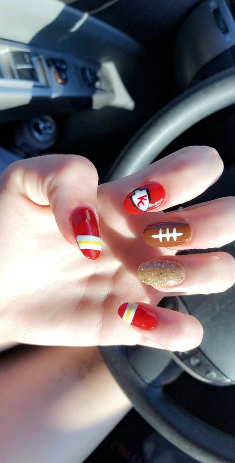 Chief Nails, Chiefs Nail Designs, Kc Nails, Chiefs Nails, Nfl Nails, Toenail Art Designs, Football Nails, Teen Nails, Nails Gold