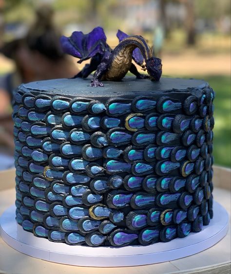 Dragon Decorations Party, Cool Cakes For Men, Wings Of Fire Cake Ideas, Wings Of Fire Birthday Cake, Wings Of Fire Cake, Dragon Scale Cake, Dragon Party Food, Dragon Cake Ideas, Wings Of Fire Birthday