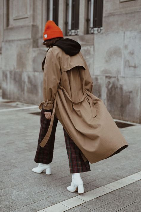 Neon Orange Beanie Outfit, Orange Beanie Outfit, Beanie Outfit Women, Hat Outfit Winter, Nyc Street Style Winter, Beanie Hat Outfit, Nyc Street Style Fall, Winter Hat Outfit, Colorful Vibes