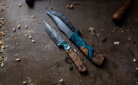 Small Wooden Projects, Resin Knife, Hunter Knife, Resin And Wood Diy, Epoxy Crafts, Twist Pattern, Knife Handle, Damascus Steel Knife, Carving Knife