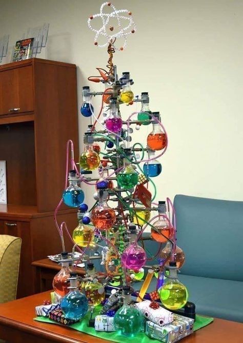 Chemistry Christmas Tree, Chemistry Decorations, Chemistry Decor, Lab Decor, Ideas Decoracion Navidad, Pharm Tech, Science Girl, Christmas Science, Magical Decor