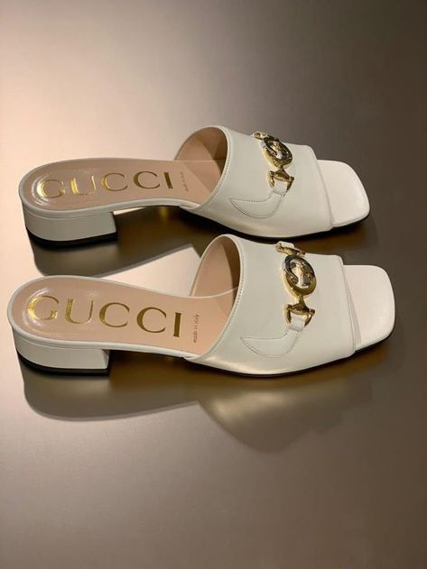 Outfit Women 2023, Sandles Outfit, Women's Style Tips, Elegant Shoes Heels, Gucci Collection, Sandal For Women, Chic Outfit Ideas, Pretty Sandals, Fashion Shoes Heels