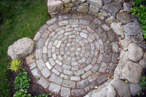 Stone seating and cool circular cobblestone area. Circular Garden Design, Seating Wall, Stone Masonry, Wall Seating, Side Garden, Play Areas, Woodland Garden, Diy Landscaping, Enchanted Garden