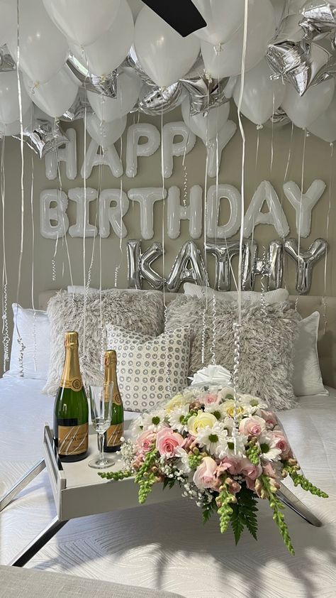 Bedroom Ideas For Her, Birthday Decor For Him, Romantic Bedroom Decor Ideas, Birthday Cake Roses, Romantic Dinner Decoration, Romantic Bedroom Ideas, Surprise Birthday Decorations, Fashion Outfits Dresses, 21st Bday Ideas