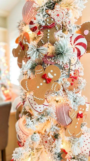 Kitchen Pencil Christmas Tree, Gingerbread Xmas Tree Decorations, Kitchen Tree Christmas, Christmas Tree Baking Theme, Simple Gingerbread Decorating Ideas, Gingerbread Cookies Christmas Tree, Gingerbread Decorated Christmas Tree, Ginger Bread Man Christmas Tree, Tree Decorating Contest Ideas