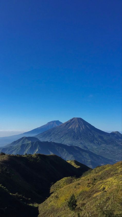 Sharpen Aesthetic, Dark Wallpaper Iphone, Alam Yang Indah, Sky Aesthetic, Mountain Landscape, Dark Wallpaper, Nature Wallpaper, Galaxy Wallpaper, Background Images