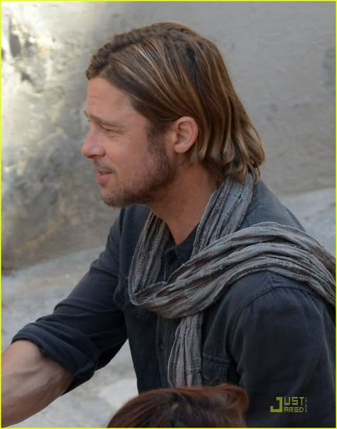 pictures of world war z brad pitt - Google Search Brad Pitt Cool World, Brad Pitt Hair Fury, Brad Pitt World Z, Brad Pitt 2024, Brad Pitt Recent Photos, Brad Pitt Movies Posters, Brad Pitt Hair, Outfits With Scarves, Mens Scarf Fashion