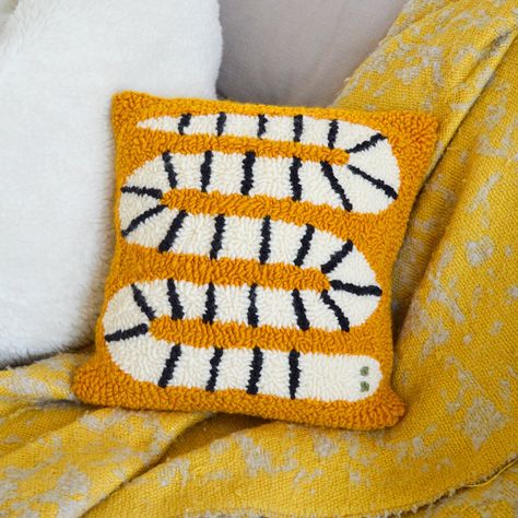 saree on Twitter: "choose ur fighter… " Punch Needle Ideas Inspiration, Embroidery Punch Needle, Snake Pillow, Punch Needle Rug, Pillow Crafts, Crochet Pillows, Punch Needle Patterns, Punch Needle Embroidery, Handmade Pillow Covers