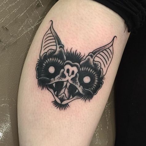 Bats Tattoo Design, Vampire Tattoo, Goth Tattoo, Dibujos Tattoo, Bat Tattoo, Spooky Tattoos, Halloween Tattoo, Head Tattoos, Halloween Tattoos