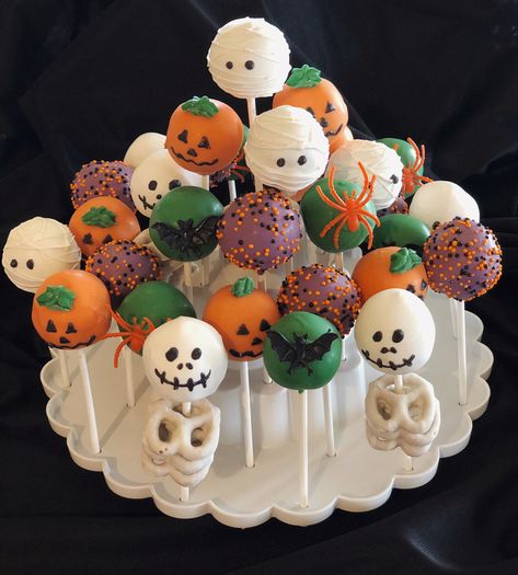 Hallow Food Ideas, Cute Halloween Sweets, Halloween Baking Recipes Easy, Halloween Desserts Cake Pops, Halloweentown Food Ideas, Spooky Season Food, Halloween Baking Ideas Cupcakes, Halloween Brownies Spooky, Hocus Pocus Cake Pops