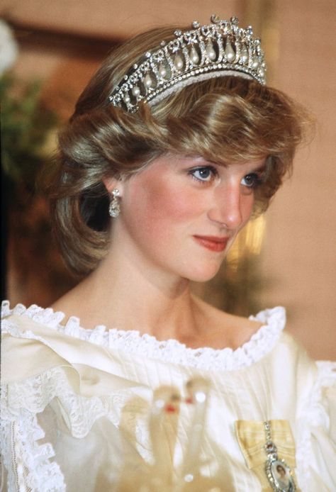 10 Times Princess Diana Was the Most Badass Member of the British Royal Family Princess Diana Tiara, Diana Tiara, Cream Satin Dress, Princess Diana Hair, Putri Diana, Lovers Knot Tiara, Princesa Real, Jenni Rivera, Princes Diana