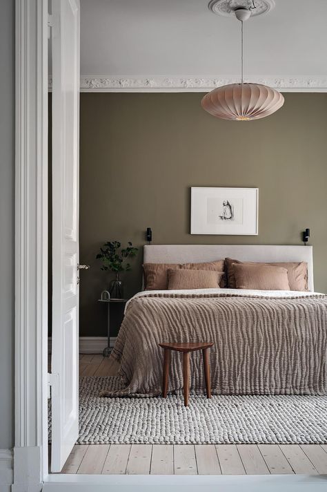 Dark Bedroom Walls, Green Room Colors, Above Bed Ideas, Olive Green Bedrooms, Beige Wall Colors, Green Bedroom Walls, Airbnb Business, Scandi Bedroom, Green Wall Color