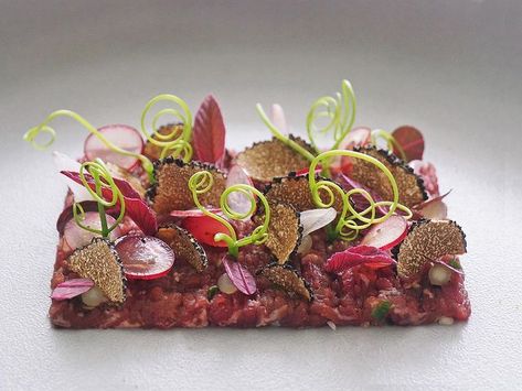 Beef Tartare Fine Dining, Steak Tartar, Fine Dining Plating, Beef Tartare, Buffet Plate, Chef Jobs, Food Plating Techniques, Beef Carpaccio, Black Peacock