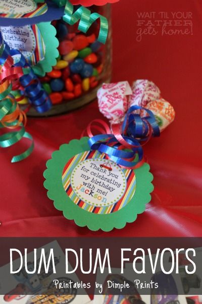 {Dum Dum Birthday Party Favor} - Wait Til Your Father Gets Home Dum Dum Valentines For Kids, Dum Dum Lollipops Ideas, Inexpensive Party Favors, Coral Party, Edible Party Favors, Dum Dums, 30th Party, Peppa Pig Party, Pig Party