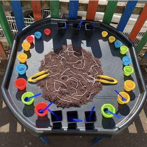 Worm Tuff Tray Ideas, Superworm Tuff Tray, Chestnut Ideas, Tuff Table, World Book Day Activities, Tuff Tray Ideas Toddlers, Tuff Tray Ideas, Mini Beasts, Funky Fingers