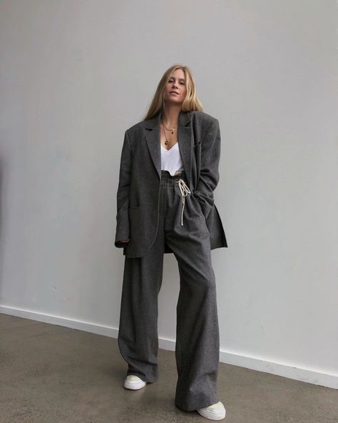 The gray oversized suit trend is going strong this winter Clothes Place, Estilo Zendaya, Mode Dope, Classic Suits, Genderless Fashion, Neutral Aesthetic, Pants Outfit Casual, Palazzo Pant, Fresh Prince