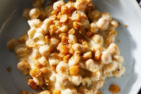 Chickpea mac and cheese recipe: No need to boil noodles. Cheesy Chickpeas, Chickpea Mac And Cheese, Canned Chickpeas Recipes, Chickpeas Recipes, Chickpea Bowl, Stovetop Mac And Cheese, Making Mac And Cheese, Martha Stewart Recipes, Baked Mac N Cheese