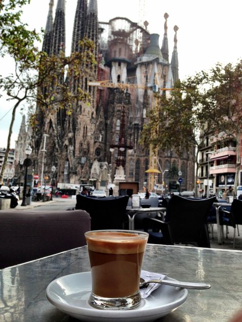 Cafe con vistas a la Sagrada Familia de Barcelona | Parking Barcelona Viajeros Coffee In Spain, Spain Cafe, Coffee Barcelona, Barcelona Cafe, Barcelona Coffee, Spain Places To Visit, Barcelona Architecture, Coffee Place, Coffee Bar Design