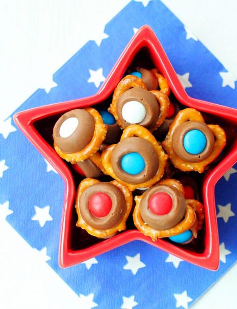 Patriotic Pretzel Bites - Foodtastic Mom Rollo Pretzels, Pretzel Bites Recipe, Patriotic Snacks, Rolo Candy, Rolo Pretzels, Kids Punch, Sweet Popcorn, Party Prep, Patriotic Food