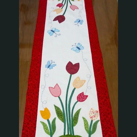 Plastic Bottle Crafts Diy, Easter Table Runners, Spring Table Runner, Patchwork Table Runner, Patch Applique, Quilted Table Runners Patterns, Sewing Machine Projects, Spring Quilts, Quilt Block Patterns Free